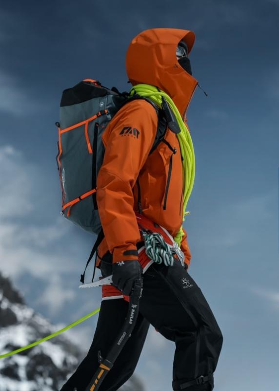 以珠峰为名登性能之巅 中国登山队冲锋衣MONT Q60